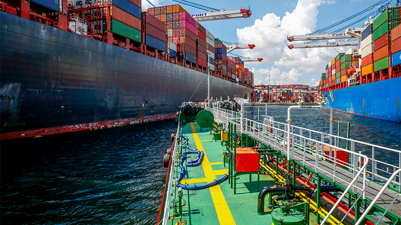 Noodbrandstoftoeslag in de wereldwijde scheepvaart: wat dit betekent voor exporteurs en importeurs
